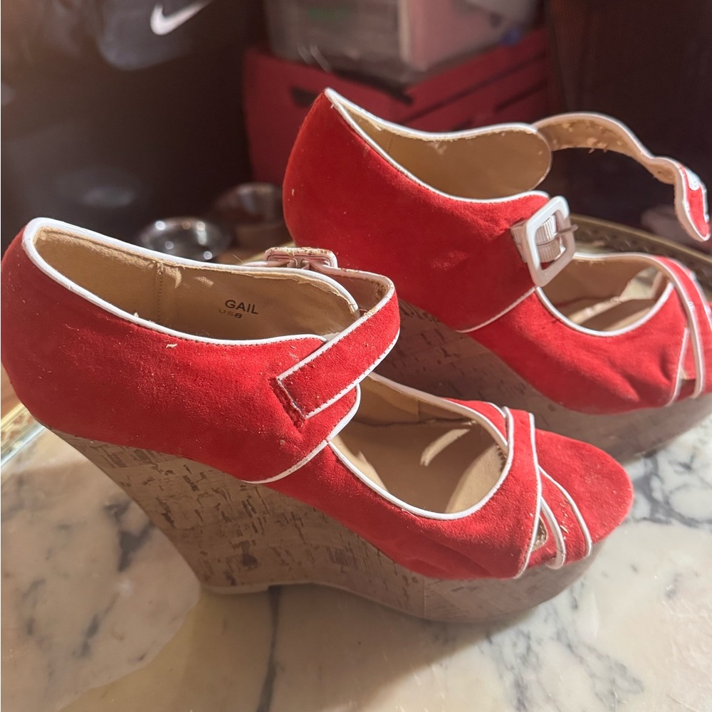 Shoe Dazzle Gail red with white accent wedge